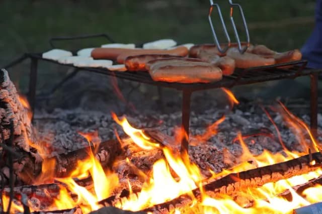 Czy można legalnie palić ognisko w ogrodzie? Sprawdź przepisy i uniknij kar!
